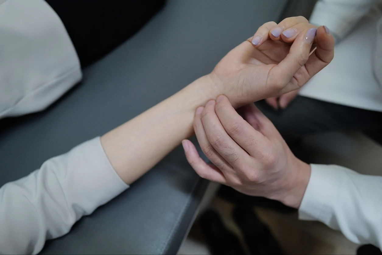 손목의 맥을 짚어 몸 상태를 살피는 맥진